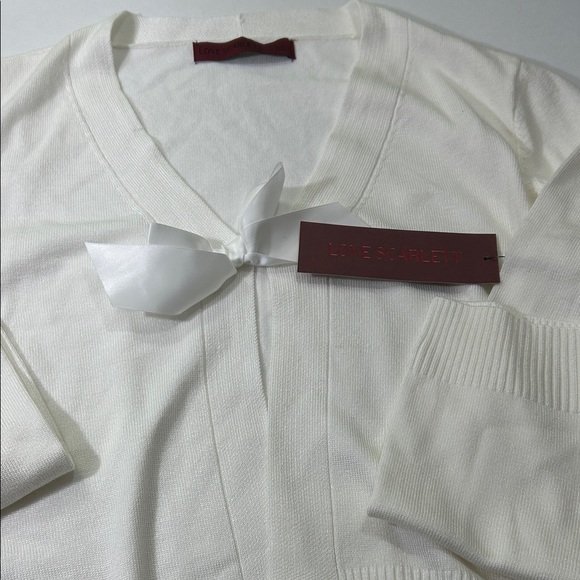 Elegant Women's V-Neck Sweater in Cream - Picture 8 of 16